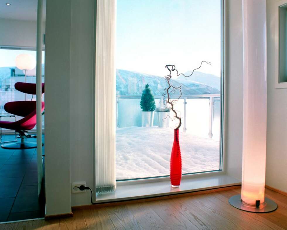 STORE VINDUER: Fomidler kontakt
med naturen. Terrassen har rekkverk av stål og glass. Lampen på gulvet heter Stylos og kommer fra Flos. STORE VINDUER: Fomidler kontakt
med naturen. Terrassen har rekkverk av stål og glass. Lampen på gulvet heter Stylos og kommer fra Flos.