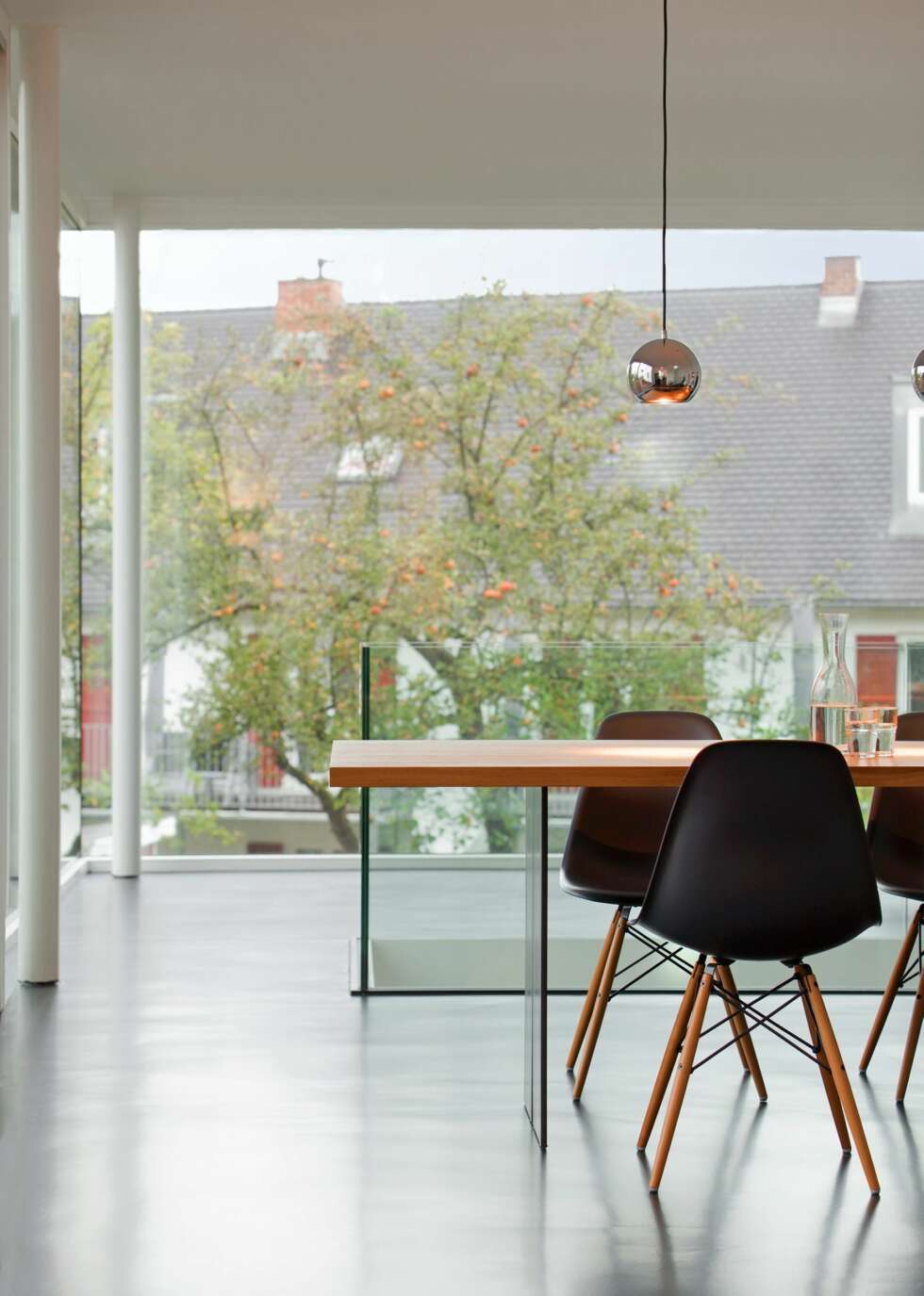 FRUKTRÆRNE UTENFOR: Ved å bruke store glassflater i nybygget, ønsket arkitektene å fange inn fruktrærne i hagen utenfor. FRUKTRÆRNE UTENFOR: Ved å bruke store glassflater i nybygget, ønsket arkitektene å fange inn fruktrærne i hagen utenfor.