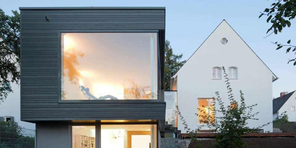 TILBYGG: Dette er ett av mange hus som opprinnelig tilhørte arbeidere ved Messerscmidt-fabrikken i Regensburg, og som en del av rehabiliteringene har mange av husene fått tilbygg av denne typen. TILBYGG: Dette er ett av mange hus som opprinnelig tilhørte arbeidere ved Messerscmidt-fabrikken i Regensburg, og som en del av rehabiliteringene har mange av husene fått tilbygg av denne typen.