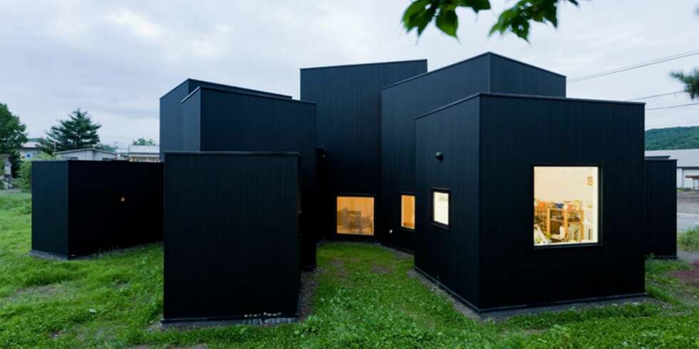 BOKSER: Dette bokslignende huset i Japan er tegnet arkitektkontoret Jun Igarashi Architects og er på cirka 112 kvadratmeter. BOKSER: Dette bokslignende huset i Japan er tegnet arkitektkontoret Jun Igarashi Architects og er på cirka 112 kvadratmeter.