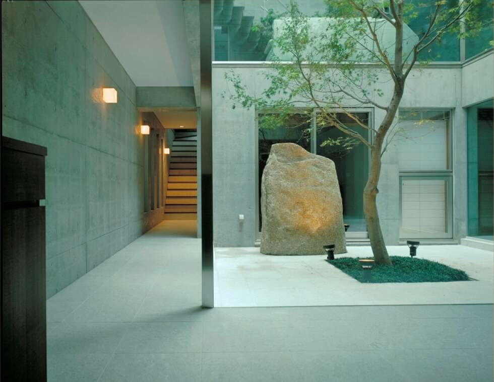 INNVENDIG HAGE: Innvendige atriumer er ifølge arkitekten mye brukt i japansk boligbygging, det lar også lyset flomme uhindret inn. INNVENDIG HAGE: Innvendige atriumer er ifølge arkitekten mye brukt i japansk boligbygging, det lar også lyset flomme uhindret inn.