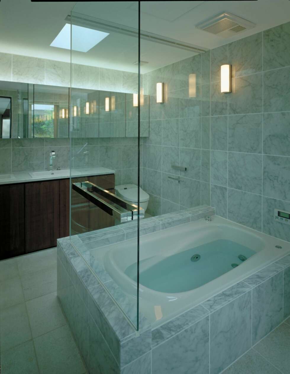 RENE LINJER: Både innvendig og utvendig er huset formet av rene, ubrutte linjer. Her fra badet. RENE LINJER: Både innvendig og utvendig er huset formet av rene, ubrutte linjer. Her fra badet.