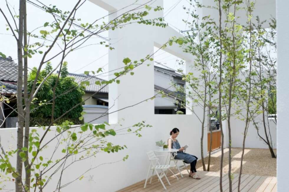 STILLE STED: Selv om en travel gate løper like utenfor huset, får man en følelse av ro og natur innenfor den ytterste veggen. STILLE STED: Selv om en travel gate løper like utenfor huset, får man en følelse av ro og natur innenfor den ytterste veggen.