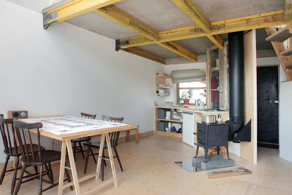 HVA ER EN BOLIG: Mat kan lages på vedkaminen, vann hentes utenfra. Med Husly stiller kunstnerne spørsmål om hvordan vi forholder oss til markedet, hva en bolig er, og kan være, og hvem som setter standarden. HVA ER EN BOLIG: Mat kan lages på vedkaminen, vann hentes utenfra. Med Husly stiller kunstnerne spørsmål om hvordan vi forholder oss til markedet, hva en bolig er, og kan være, og hvem som setter standarden.