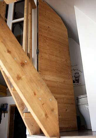 TØRRDO: Et ørlite kott med tørrdo i trappen. TØRRDO: Et ørlite kott med tørrdo i trappen.