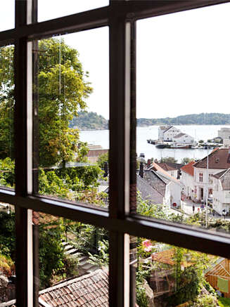 ROOM WITH A VIEW: Det er ikke noe å utsette på utsikten over havnen i Grimstad fra den gamle trafostasjonen. ROOM WITH A VIEW: Det er ikke noe å utsette på utsikten over havnen i Grimstad fra den gamle trafostasjonen.