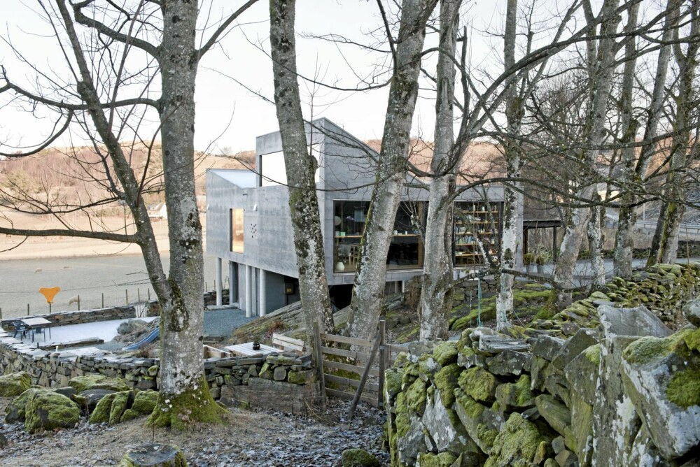 GAMLE TUFTER: Det hypermoderne huset står på eldgamle tufter med blant annet grunnmurrester av et grisefjøs. GAMLE TUFTER: Det hypermoderne huset står på eldgamle tufter med blant annet grunnmurrester av et grisefjøs.