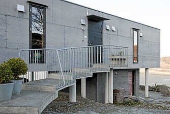 OPPSIKTSVEKKENDE: Inngangen til huset går via en krummet bro på påler. Dette er ny, nork arkitektur på eldgamle tufter. OPPSIKTSVEKKENDE: Inngangen til huset går via en krummet bro på påler. Dette er ny, nork arkitektur på eldgamle tufter.