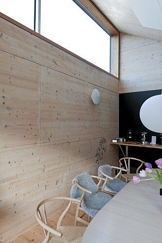 SOBERT: Innvendig ser vi hvordan de enkle, solide materialene matsjer familiens klassiske designmøbler. Dette er en tidløs innredning. SOBERT: Innvendig ser vi hvordan de enkle, solide materialene matsjer familiens klassiske designmøbler. Dette er en tidløs innredning.