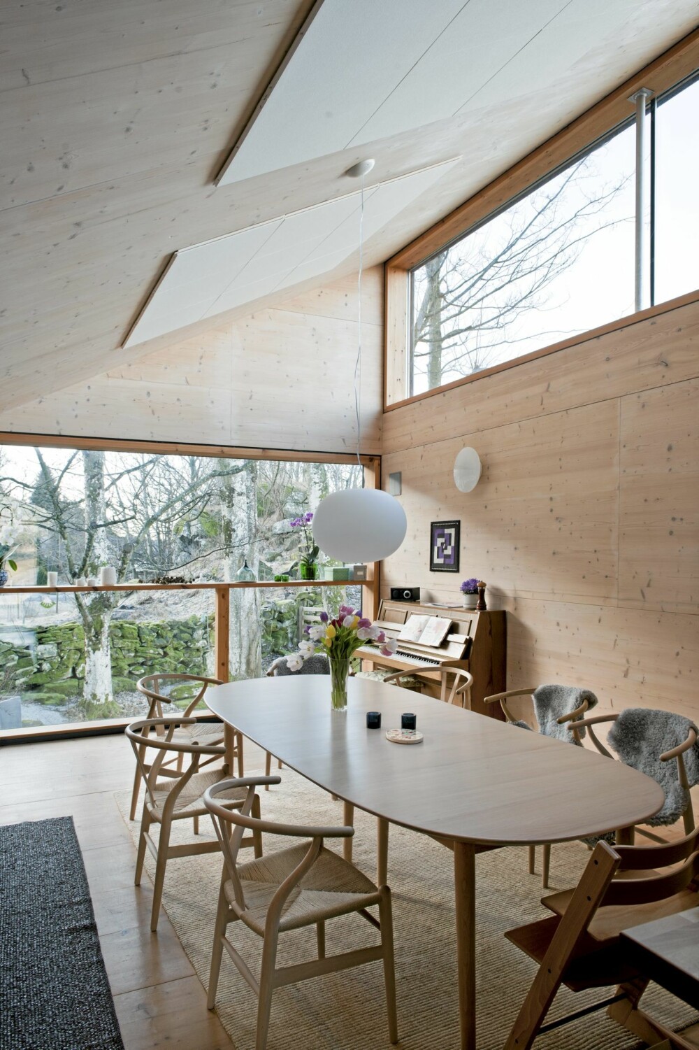 KUL MASSIVTREKONSTRUKSJON: Så rent og enkelt kan det gjøres. I dette interiøret råder dagslyset, høyden under taket og de solide trematerialene. KUL MASSIVTREKONSTRUKSJON: Så rent og enkelt kan det gjøres. I dette interiøret råder dagslyset, høyden under taket og de solide trematerialene.