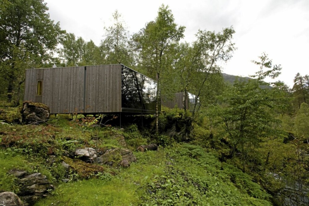 EGEN PERLE: Det supermoderne bygget Juvet ligger rett ved den tradisjoenelle, gamle gården Burtigarden. EGEN PERLE: Det supermoderne bygget Juvet ligger rett ved den tradisjoenelle, gamle gården Burtigarden.