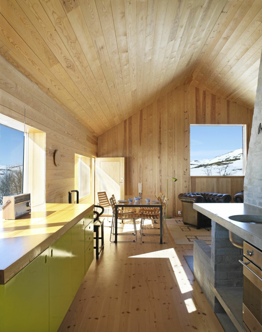 WOW: Hytta er oppdelt i soner og utsikten fra kjøkkenområdet er upåklagelig. All fast innredning i bygningen er tegnet av arkitektene. Innredningen som er tegnet til huset er fargesatt av arkitektene og malt i slitesterke oljefarger. WOW: Hytta er oppdelt i soner og utsikten fra kjøkkenområdet er upåklagelig. All fast innredning i bygningen er tegnet av arkitektene. Innredningen som er tegnet til huset er fargesatt av arkitektene og malt i slitesterke oljefarger.