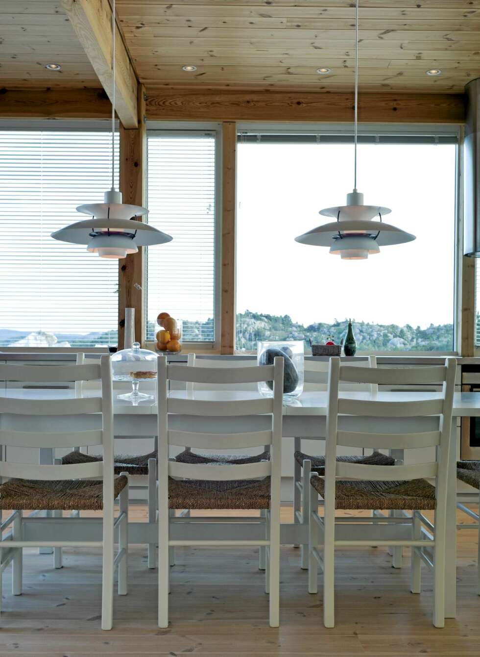 KJØKKENHYGGE. Hvitt kjøkkenbord fra Ikea, jærstoler Aksel fra Hjelmeland og PH-lamper fra Lois Poulsen. KJØKKENHYGGE. Hvitt kjøkkenbord fra Ikea, jærstoler Aksel fra Hjelmeland og PH-lamper fra Lois Poulsen.