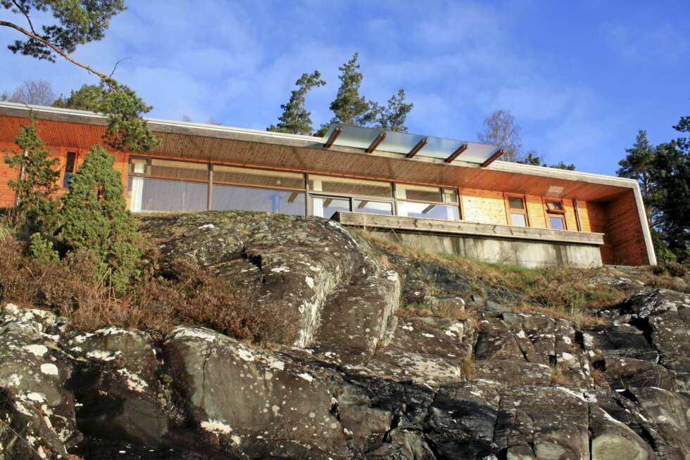 KUL KONTRAST: Den moderne Hardanger-hytta titter frem på toppen av skrenten. KUL KONTRAST: Den moderne Hardanger-hytta titter frem på toppen av skrenten.
