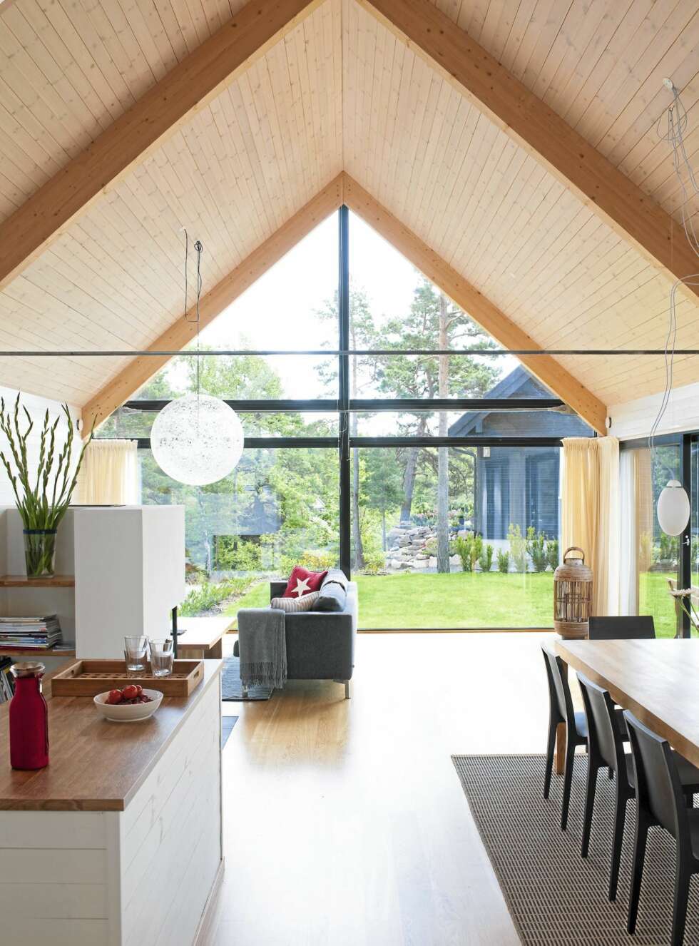 REN STIL: Arkitekturen har en stilig, grafisk effekt - også sett innefra hytta. Legg merke til hvordan taket er bygget opp. REN STIL: Arkitekturen har en stilig, grafisk effekt - også sett innefra hytta. Legg merke til hvordan taket er bygget opp.