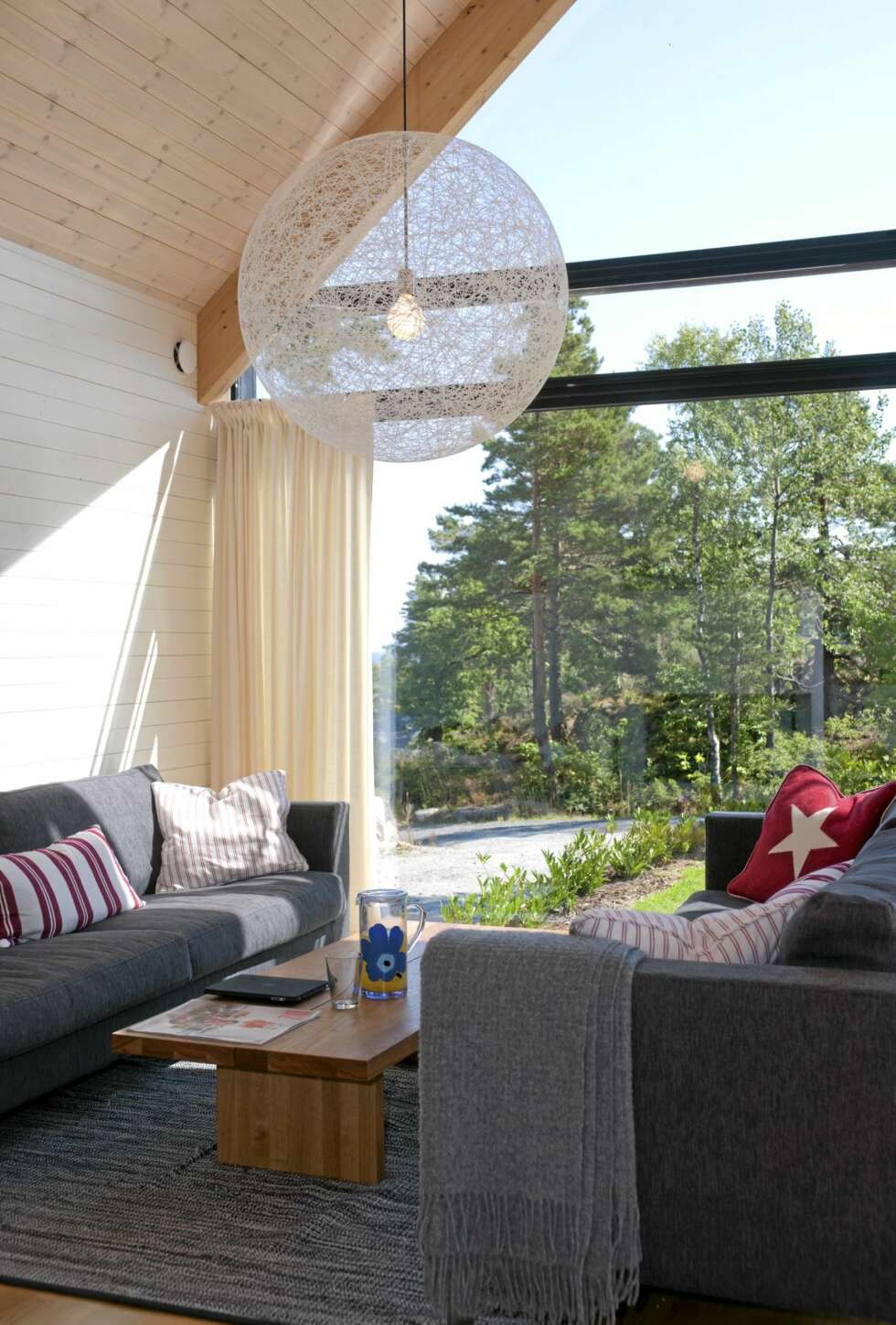 SOMMER PÅ SØRLANDET: En frodig, fargerik innredning understreker sommerstemningen i stuen. SOMMER PÅ SØRLANDET: En frodig, fargerik innredning understreker sommerstemningen i stuen.