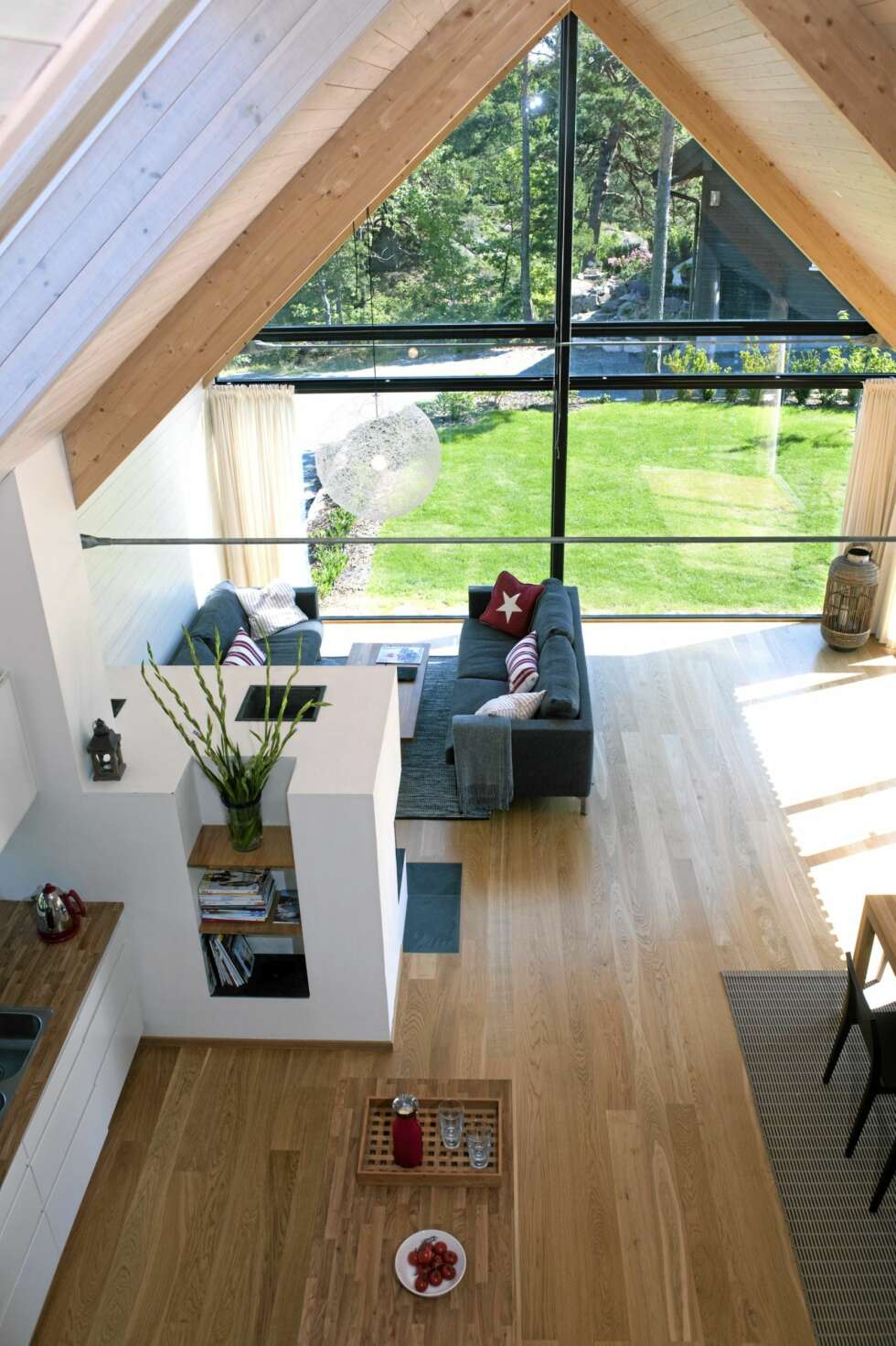 WOW - HER VAR DET FULL OVERSIKT: Fra hemsen ser vi at stuen er det sentrale rommet i huset. Lette gardiner skjermer for innsyn og stikkende sol. WOW - HER VAR DET FULL OVERSIKT: Fra hemsen ser vi at stuen er det sentrale rommet i huset. Lette gardiner skjermer for innsyn og stikkende sol.