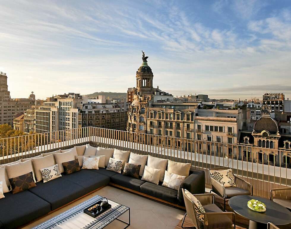 Et historisk syn. Fra terrassen ser du over Barcelonas paradegate Passeig de Gracia. Et historisk syn. Fra terrassen ser du over Barcelonas paradegate Passeig de Gracia.
