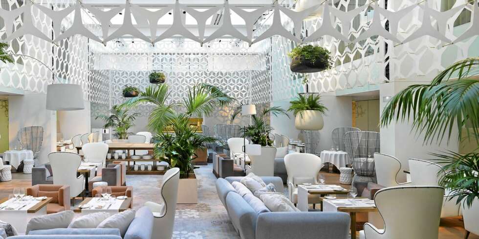 En blondeverden. Loungeområdet er innredet med hvite "draperier" fra taket og ditto møbler. Den høye Chesterfield-aktige lenestolen "Bergere-Legre"-stolen i front har Urquiola selv designet for De Padova. En blondeverden. Loungeområdet er innredet med hvite "draperier" fra taket og ditto møbler. Den høye Chesterfield-aktige lenestolen "Bergere-Legre"-stolen i front har Urquiola selv designet for De Padova.