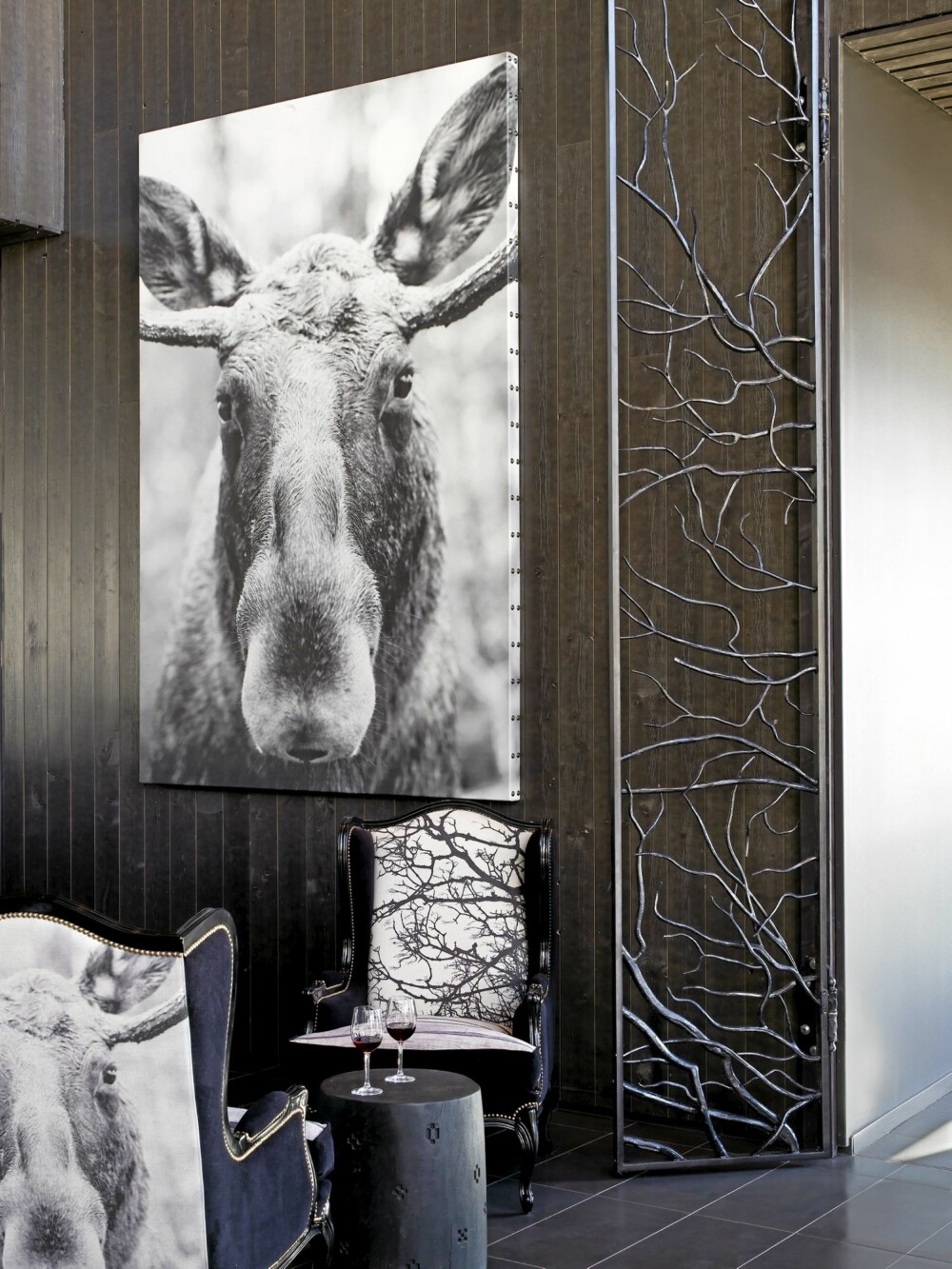 LOKALE DYREMOTIVER: Det er fotograf Ole Walter Jacobsens bilder som er blitt benyttet på hotellet. Motivene finner vi på stoler, lampeskjermer og som bilder på veggene. Et gjennomgående finurlig konsept laget spesielt for Norefjell. LOKALE DYREMOTIVER: Det er fotograf Ole Walter Jacobsens bilder som er blitt benyttet på hotellet. Motivene finner vi på stoler, lampeskjermer og som bilder på veggene. Et gjennomgående finurlig konsept laget spesielt for Norefjell.