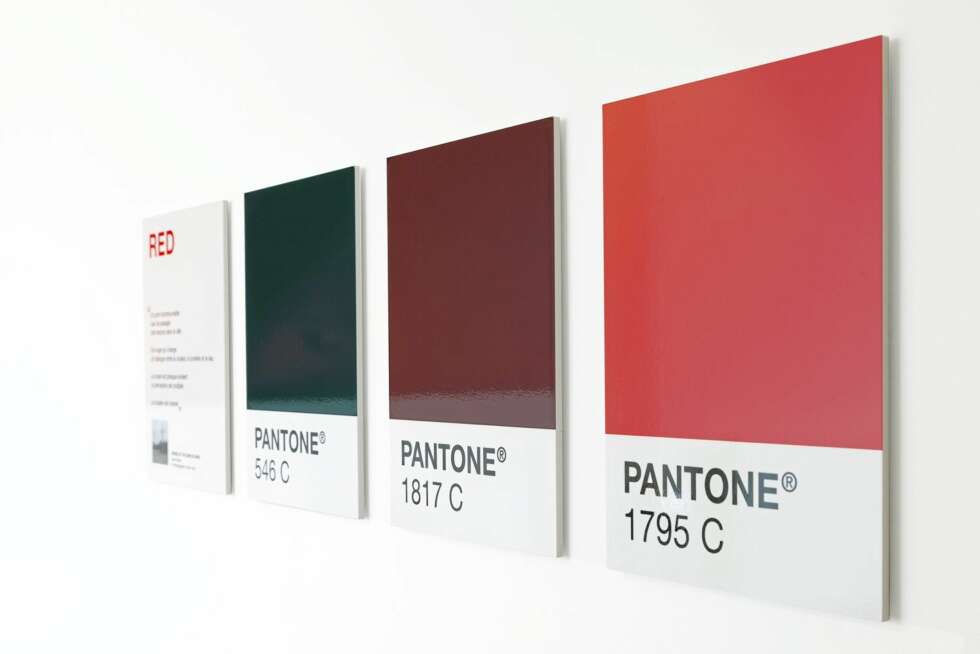 VEGGDEKORASJON: Pantones velkjente fargeprøver er brukt som veggdekorasjon. VEGGDEKORASJON: Pantones velkjente fargeprøver er brukt som veggdekorasjon.