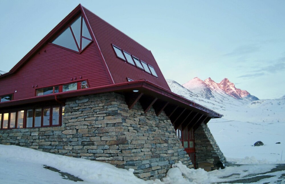 SOLSKINN PÅ TOPPENE: Solen går ned over området ved Fanaråken. Det er kanskje ikke noen bombe å fortelle at arkitektene hadde fjellene rundt som inspirasjonskilde da de tegnet nye Turtagrø Hotel. Hurrungane er et av Norges mest alpine områder. 24 av toppene i dette ville landskapet er over 2000 moh. Hotellet har gitt ut en egen kartbok som viser både lette og mer krevende ruter i området. SOLSKINN PÅ TOPPENE: Solen går ned over området ved Fanaråken. Det er kanskje ikke noen bombe å fortelle at arkitektene hadde fjellene rundt som inspirasjonskilde da de tegnet nye Turtagrø Hotel. Hurrungane er et av Norges mest alpine områder. 24 av toppene i dette ville landskapet er over 2000 moh. Hotellet har gitt ut en egen kartbok som viser både lette og mer krevende ruter i området.