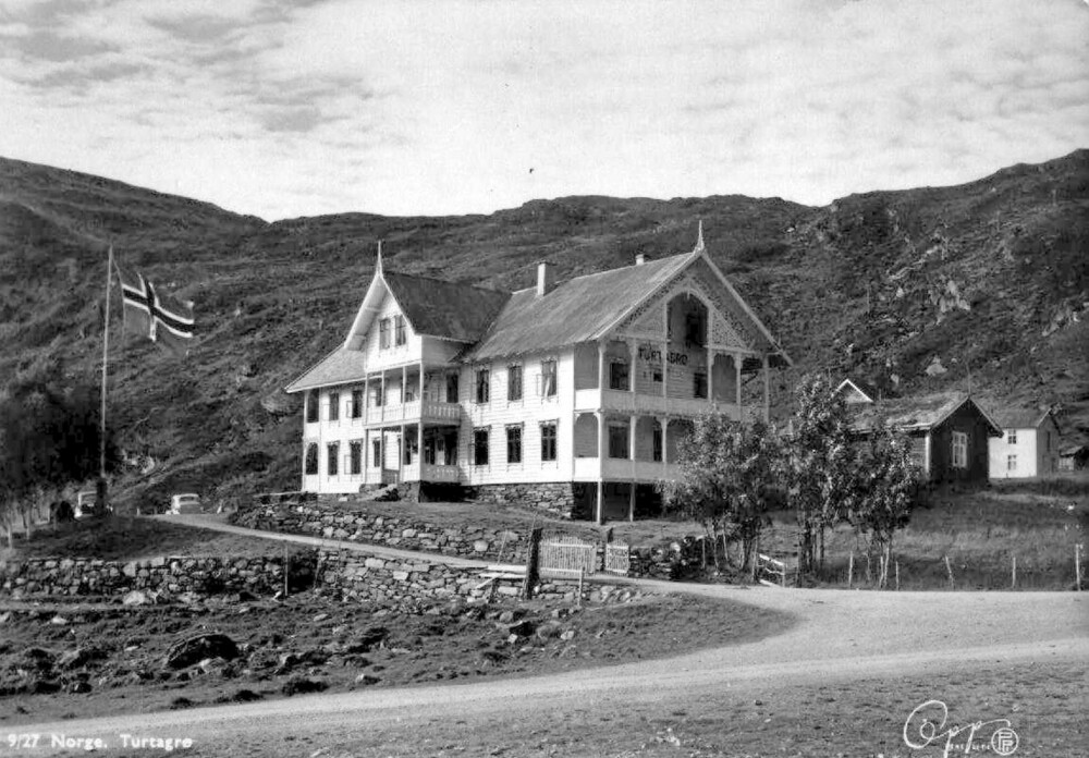 TINDESPORTENS VUGGE: Det første Turtagrø Hotel ble bygget i 1888. Dessverre ble denne flotte sveitserstil hovedbygningen flammene rov for noen år siden. Her ser vi anlegget ca. 1945. TINDESPORTENS VUGGE: Det første Turtagrø Hotel ble bygget i 1888. Dessverre ble denne flotte sveitserstil hovedbygningen flammene rov for noen år siden. Her ser vi anlegget ca. 1945.