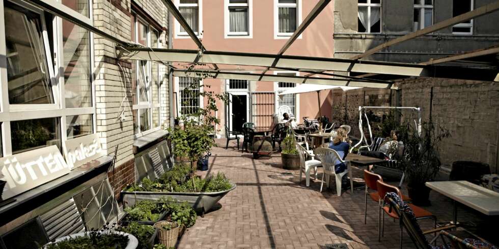 BAKGÅRD: I førsteetasje finner du bakgården. Her tilbys frokost, kaffe og en lunsjmeny som endres ukentlig. Menyen fokuserer på regionale og sesongbetonte varer. BAKGÅRD: I førsteetasje finner du bakgården. Her tilbys frokost, kaffe og en lunsjmeny som endres ukentlig. Menyen fokuserer på regionale og sesongbetonte varer.