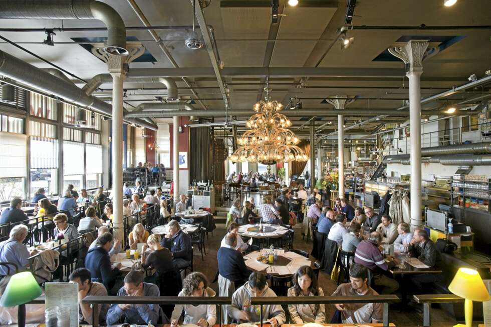 KUL ATMOSFÆRE: Som i de fleste andre steder i Holland hersker det en uformell, laidback tone i spisesalen i Hotel New York. KUL ATMOSFÆRE: Som i de fleste andre steder i Holland hersker det en uformell, laidback tone i spisesalen i Hotel New York.
