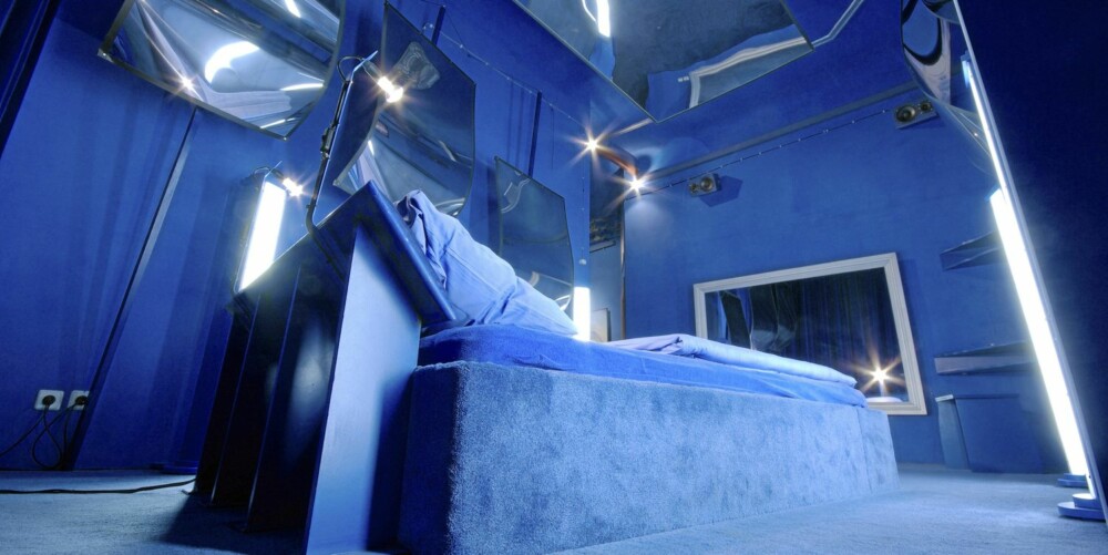 Blue Room: Et rom holdt i bare blå farger. Pris 115 euro. Blue Room: Et rom holdt i bare blå farger. Pris 115 euro.