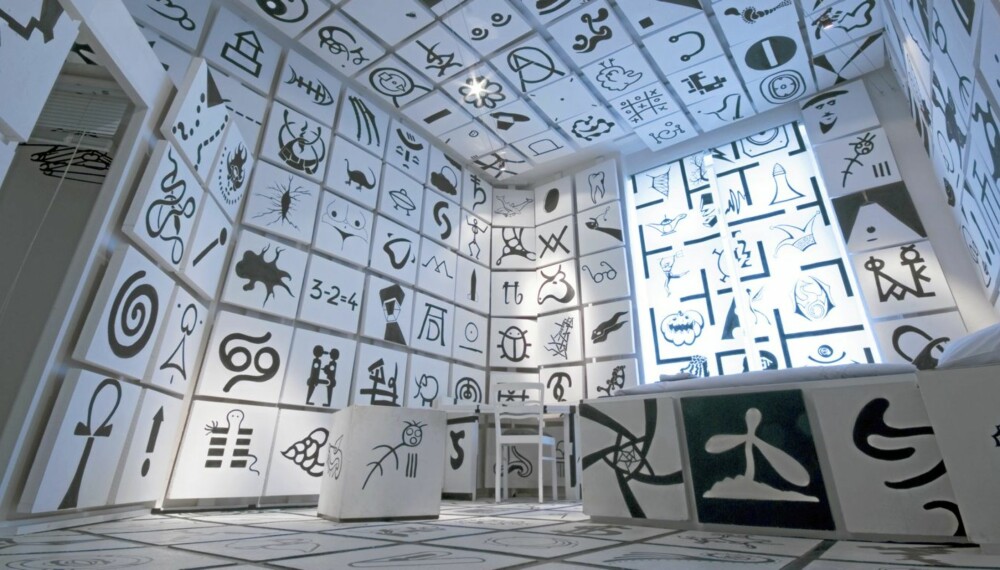 Symbol Room: Dette svarte og hvite symbolrommet skal trigge fantasien til å tenke over betydningen av et symbol. Her er det 300 til sammen. Pris 99 euro. Symbol Room: Dette svarte og hvite symbolrommet skal trigge fantasien til å tenke over betydningen av et symbol. Her er det 300 til sammen. Pris 99 euro.