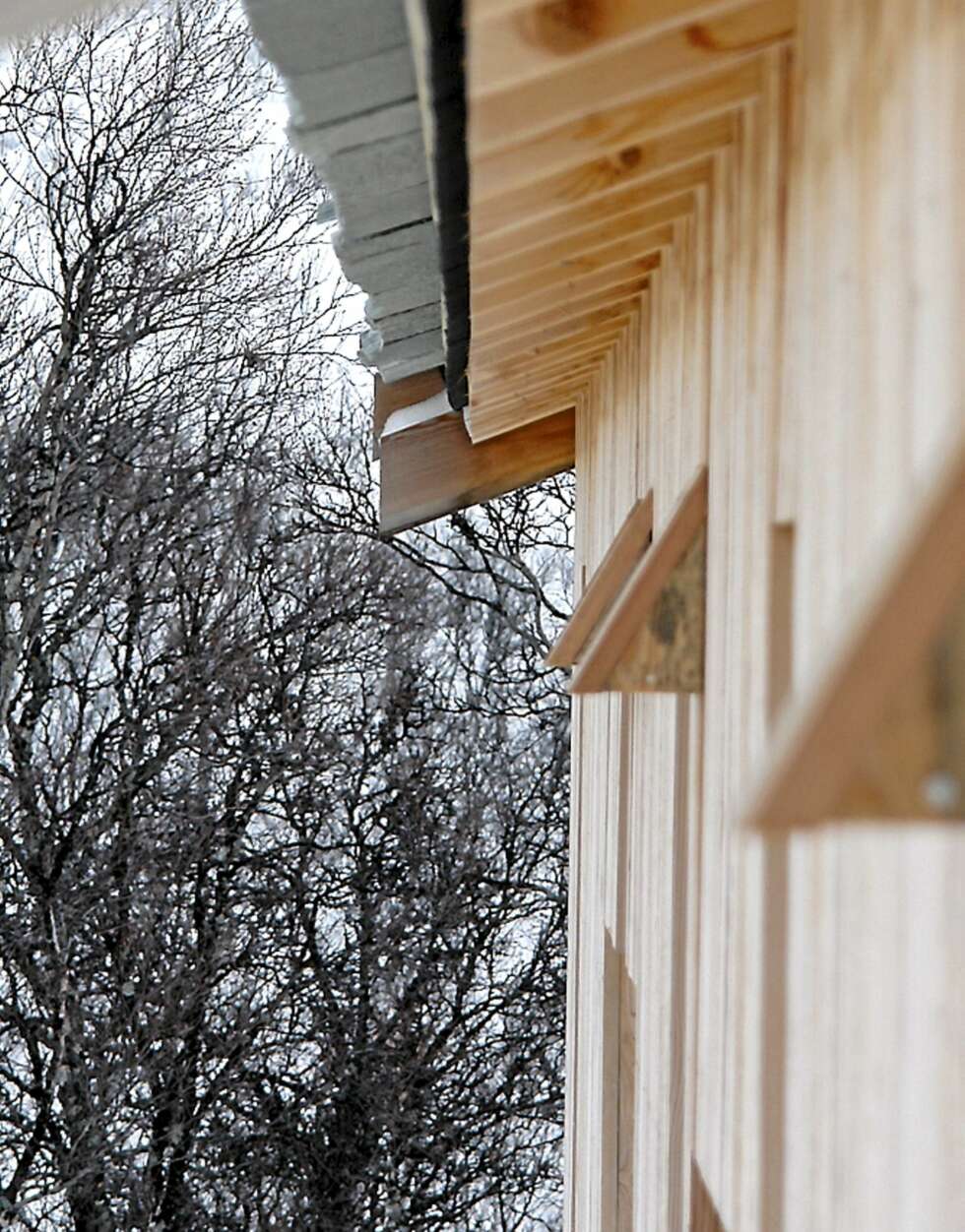 UTEN TAKRENNE: Låvepanel og enkel avslutning av steintaket. Ytterpanelet er i lerk. UTEN TAKRENNE: Låvepanel og enkel avslutning av steintaket. Ytterpanelet er i lerk.