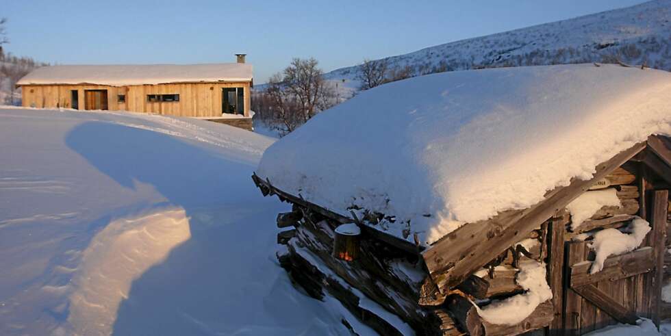 GAMMEL LØE, NYTT FJØS: Den gamle løa på setervollen er fra siste del av 1800-tallet. Nå har den fått selskap av 2010-arkitektur. GAMMEL LØE, NYTT FJØS: Den gamle løa på setervollen er fra siste del av 1800-tallet. Nå har den fått selskap av 2010-arkitektur.