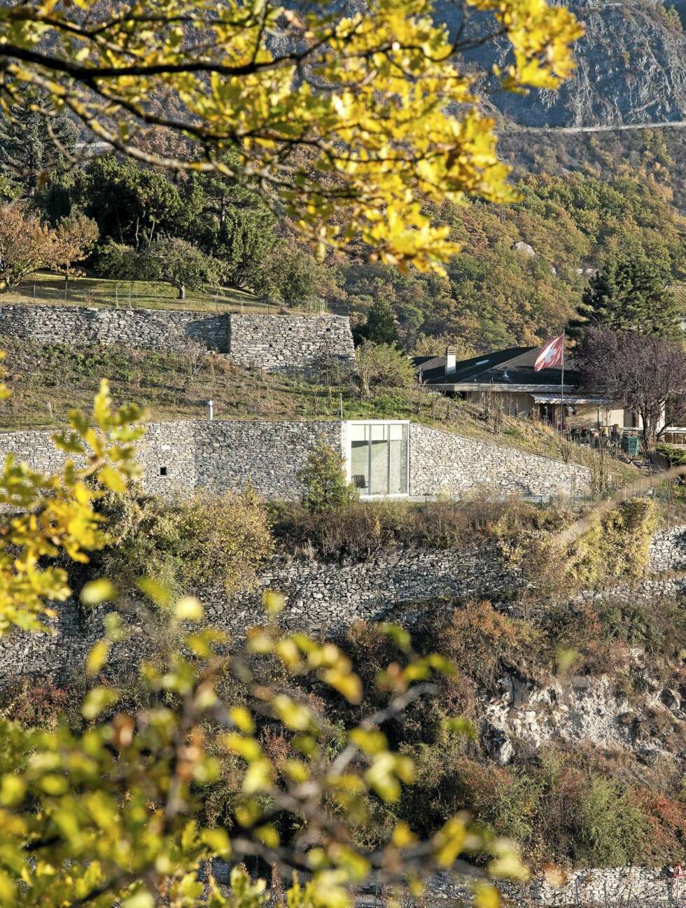 GODT INTEGRERT: Feriehuset ligger i fjellsiden i det svakt bølgete landskapet. Det eneste sterke signalet som viser byggets tilstedeværelse er det store vinduet. GODT INTEGRERT: Feriehuset ligger i fjellsiden i det svakt bølgete landskapet. Det eneste sterke signalet som viser byggets tilstedeværelse er det store vinduet.