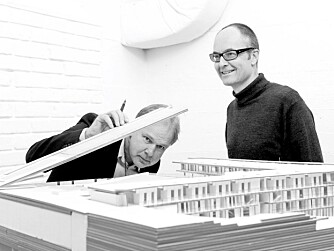 FØRENDE ARKITEKTER: Svein Lund og Einar Hagem (t.h.) driver
et av Norges ledende arkitektkontorer. For tiden er deres mest profilerte arbeid prosjektet Diagonale, som skal bli det nye hovedbiblioteket i Bjørvika i Oslo. Modellen på bildet viser
spahotellet ved Kragerø, ferdigstilt i 2008. FØRENDE ARKITEKTER: Svein Lund og Einar Hagem (t.h.) driver
et av Norges ledende arkitektkontorer. For tiden er deres mest profilerte arbeid prosjektet Diagonale, som skal bli det nye hovedbiblioteket i Bjørvika i Oslo. Modellen på bildet viser
spahotellet ved Kragerø, ferdigstilt i 2008.