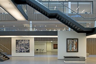FORBILLEDLIG:. Juryen mener at Storebrands næringsbygg Lysaker Park kan være et forbilde for mange andre. Det har høy tilgjenglighet for alle typer brukere, miljøvennlighet og flott interiørarkitektur. FORBILLEDLIG:. Juryen mener at Storebrands næringsbygg Lysaker Park kan være et forbilde for mange andre. Det har høy tilgjenglighet for alle typer brukere, miljøvennlighet og flott interiørarkitektur.