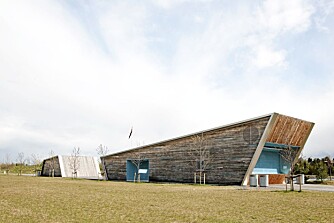 STERK STIL: Servicebygget fremhever odden på Fornebu, og herfra er det utsikt til Kolsåstoppen og indre Oslofjord. STERK STIL: Servicebygget fremhever odden på Fornebu, og herfra er det utsikt til Kolsåstoppen og indre Oslofjord.