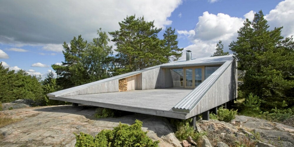 ET FRISTED: Hytta med navnet "Villa Mecklin" står på påler slik at nesten svever over bakken. Den utrolige, smekre strømlinjeformen er signert Huttunen-Lipasti-Pakkanen Architects. ET FRISTED: Hytta med navnet "Villa Mecklin" står på påler slik at nesten svever over bakken. Den utrolige, smekre strømlinjeformen er signert Huttunen-Lipasti-Pakkanen Architects.