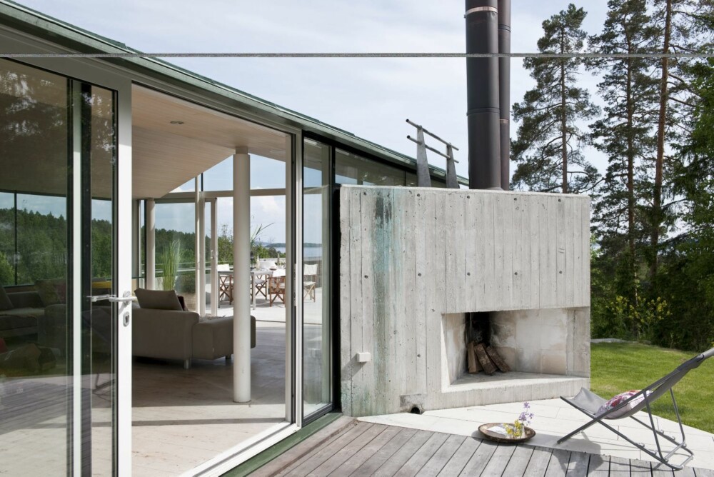 UTEIDYLL: Når kvelden faller på er tiden inne for å fyre på peisen - utvendig. Taket er kledd med grønn Nordic kobbeplater. De er vedlikeholdsfrie. Det er også terrassen laget av Kebony terrassebord. UTEIDYLL: Når kvelden faller på er tiden inne for å fyre på peisen - utvendig. Taket er kledd med grønn Nordic kobbeplater. De er vedlikeholdsfrie. Det er også terrassen laget av Kebony terrassebord.