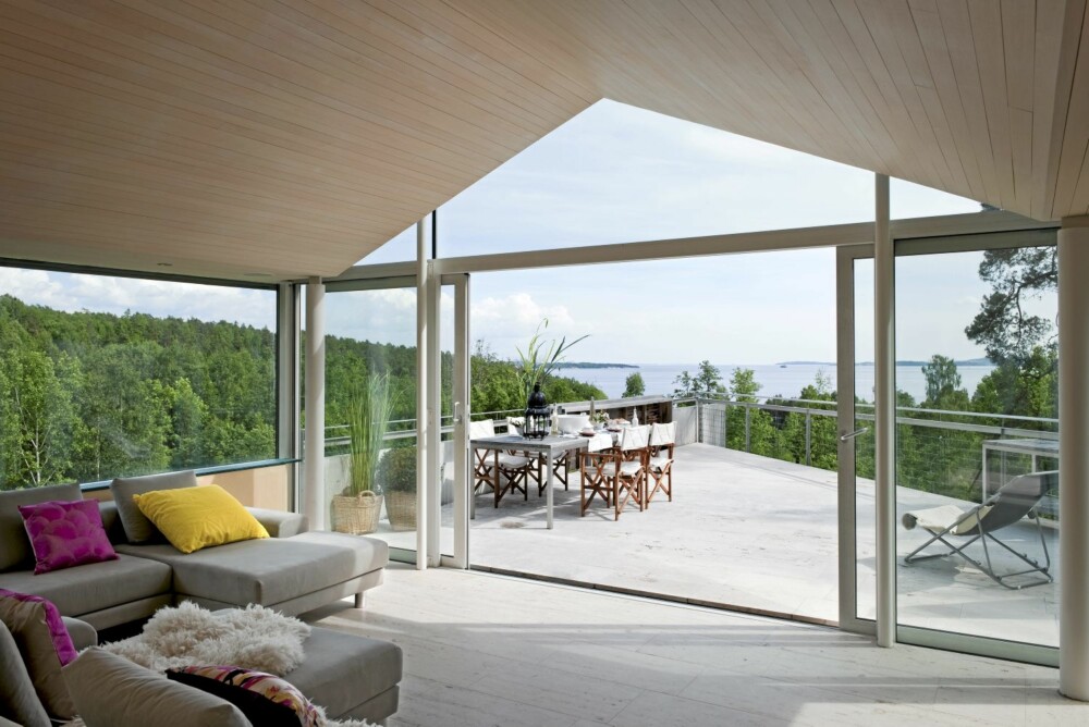 HAVET I SIKTE: Så fritt og usjenert er det mulig å legge en stue med terrasse, selv om anlegget troner på toppen av en åsrygg. Sofa tegnet av Norway Says. HAVET I SIKTE: Så fritt og usjenert er det mulig å legge en stue med terrasse, selv om anlegget troner på toppen av en åsrygg. Sofa tegnet av Norway Says.