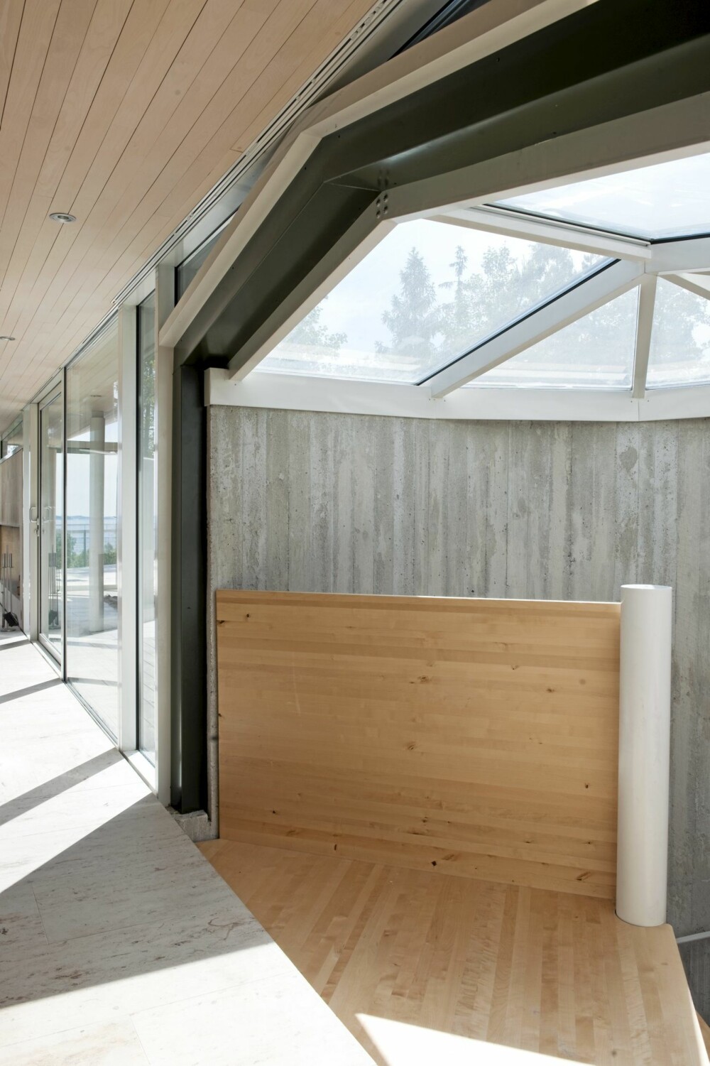 EN FLOM AV LYS: Det prismeformete glasstaket slipper dagslyset helt ned i bunn av trappen. EN FLOM AV LYS: Det prismeformete glasstaket slipper dagslyset helt ned i bunn av trappen.