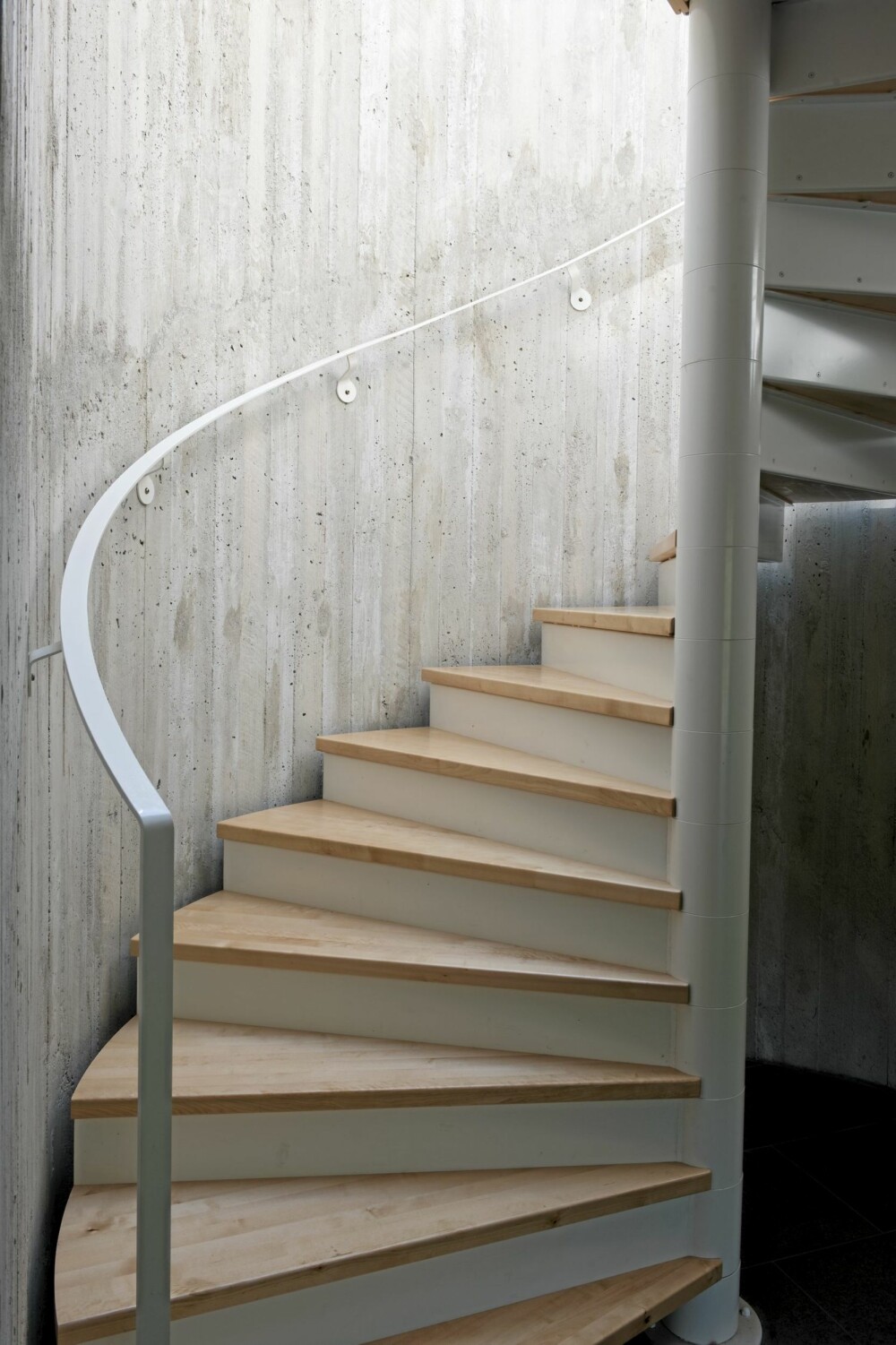 STILRENT: Trappen snor seg som en moderne skulptur mellom de to etasjene. STILRENT: Trappen snor seg som en moderne skulptur mellom de to etasjene.