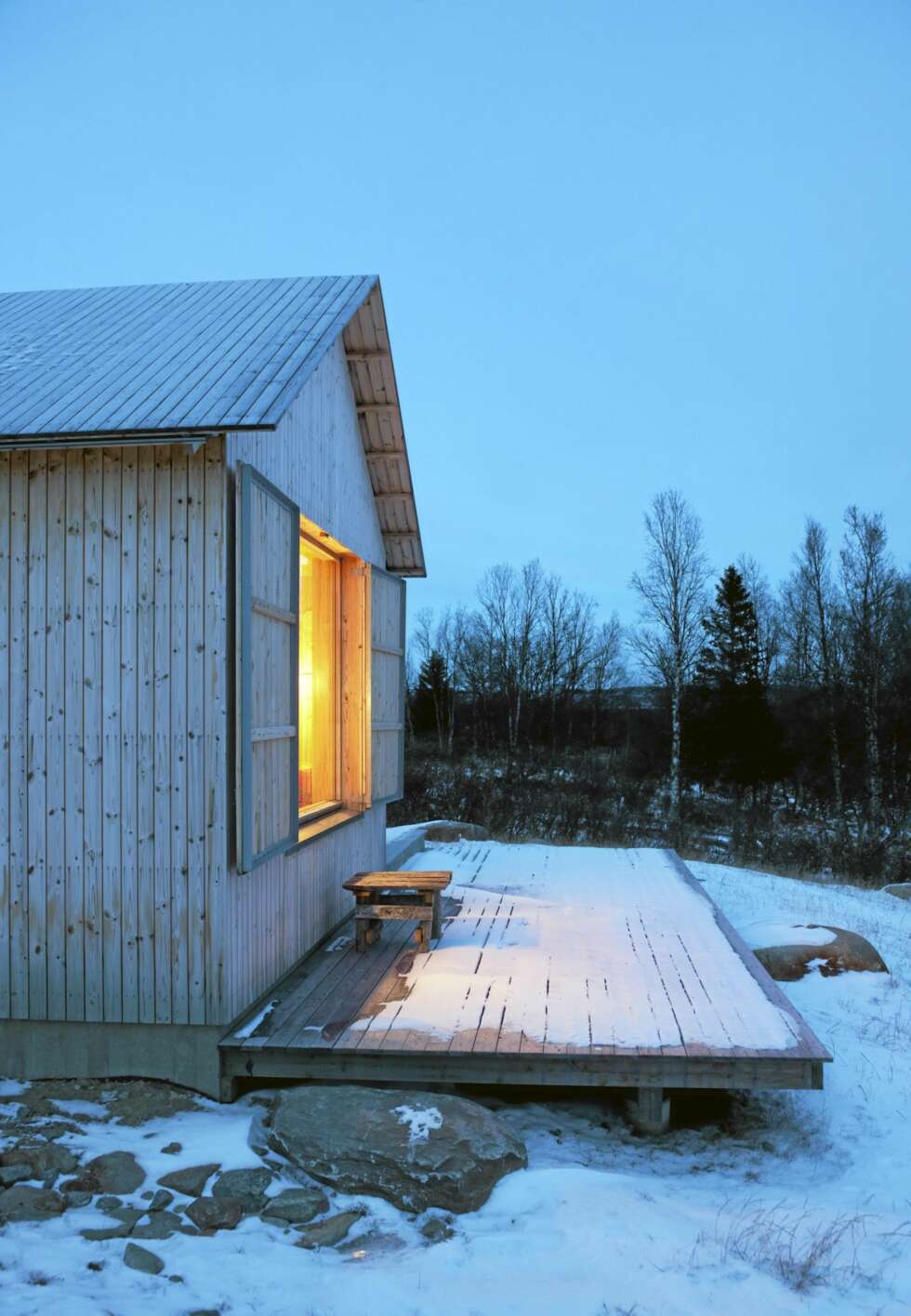 ØYE MOT UTSIKTEN: Her ser vi hvordan det store stuevinduet i sørveggen fungerer som et digert øye mot utsikten. ØYE MOT UTSIKTEN: Her ser vi hvordan det store stuevinduet i sørveggen fungerer som et digert øye mot utsikten.