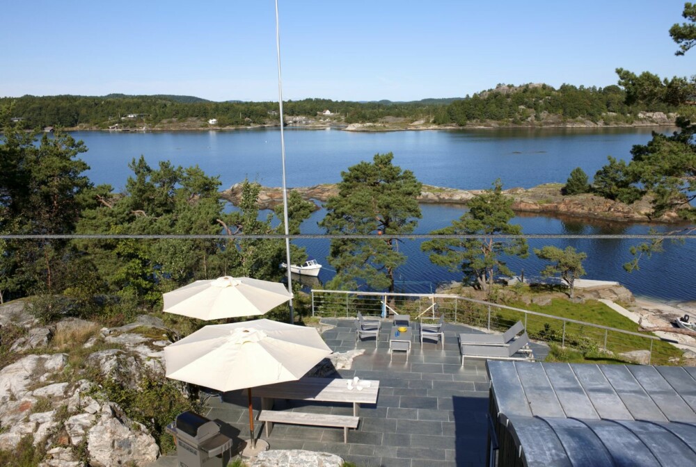 SKJÆRGÅRDSIDYLL: På terrassen er det sol hele ettermiddagen, og utsikt til livet på fjorden. Dersom barna vil leke ved sjøkanten, har foreldrene full kontroll herfra. SKJÆRGÅRDSIDYLL: På terrassen er det sol hele ettermiddagen, og utsikt til livet på fjorden. Dersom barna vil leke ved sjøkanten, har foreldrene full kontroll herfra.