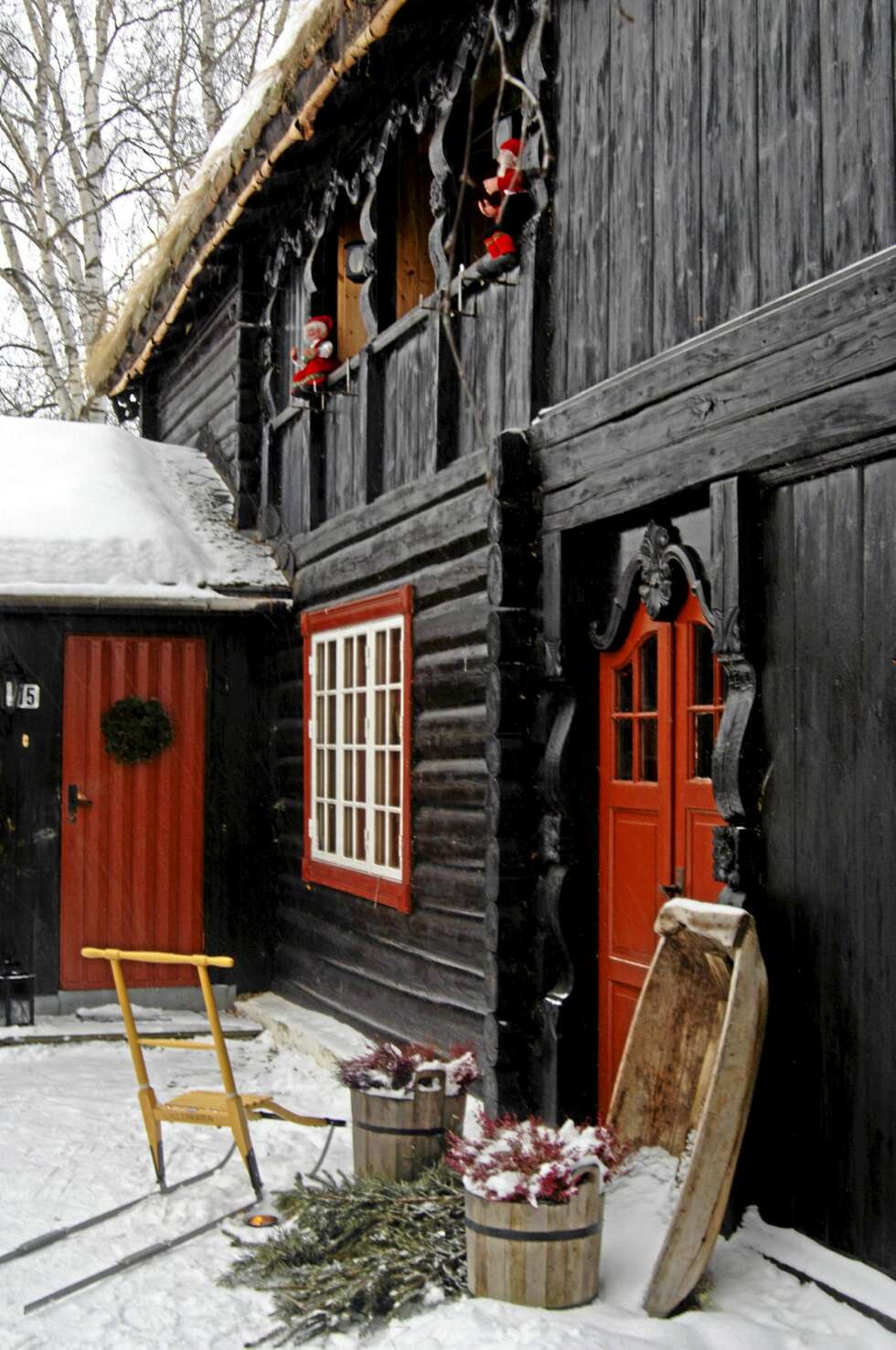 DEKOR: Hovedhuset er fra 1819. Stolper og vindskier er vakkert skåret ut av Per Haugen fra Vågå, en av mestrene i dette krevende og tradisjonsrike faget. DEKOR: Hovedhuset er fra 1819. Stolper og vindskier er vakkert skåret ut av Per Haugen fra Vågå, en av mestrene i dette krevende og tradisjonsrike faget.