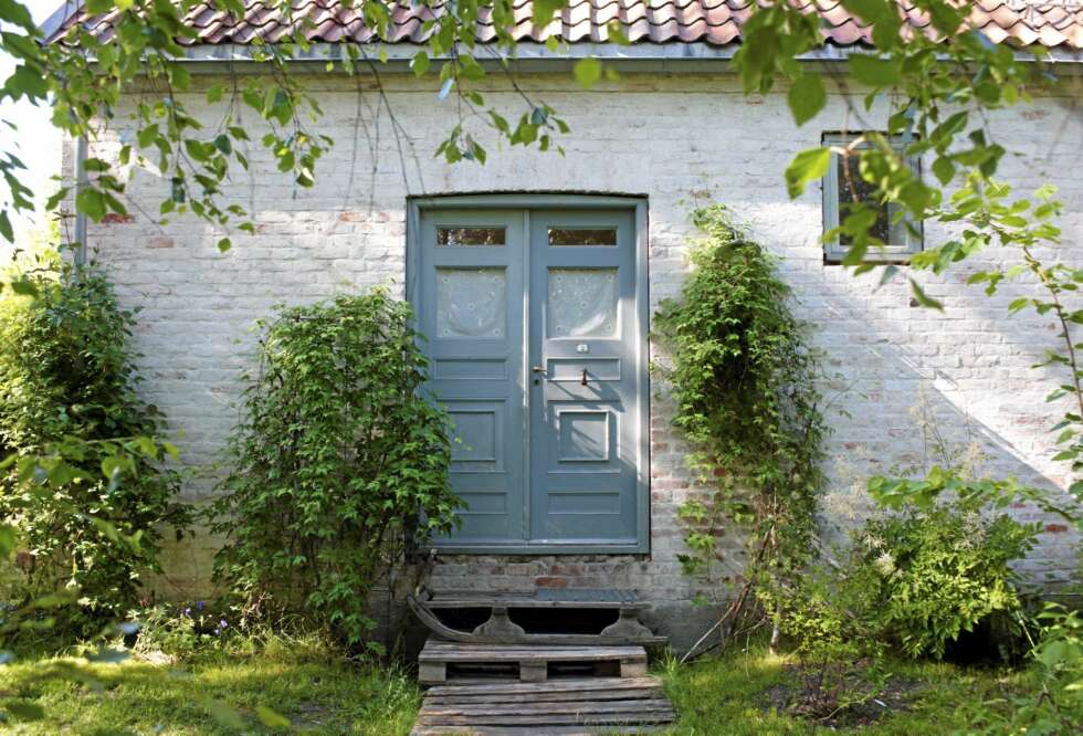 IDYLL: Ti tusen brukte murstein, det blir hjemmebygd hus av slikt. Trappen er trepaller og en gammel kjelke. IDYLL: Ti tusen brukte murstein, det blir hjemmebygd hus av slikt. Trappen er trepaller og en gammel kjelke.