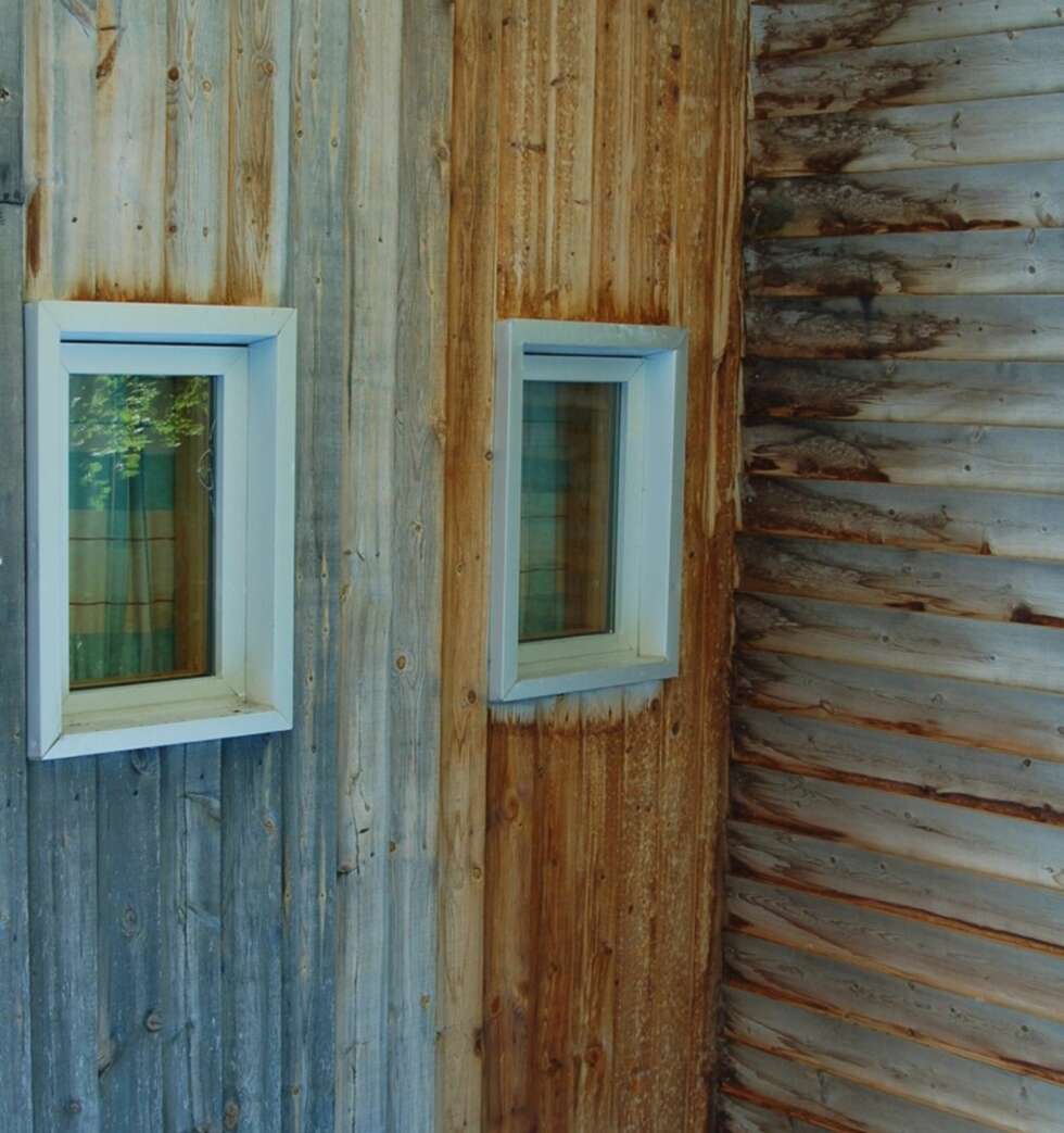 SE FORSKJELLEN: Ubehandlet kledning av osp, fra et kapell i Trondheim. Vinduet til høyre ligger under tak, mens veggen ellers er eksponert for vær og vind. SE FORSKJELLEN: Ubehandlet kledning av osp, fra et kapell i Trondheim. Vinduet til høyre ligger under tak, mens veggen ellers er eksponert for vær og vind.