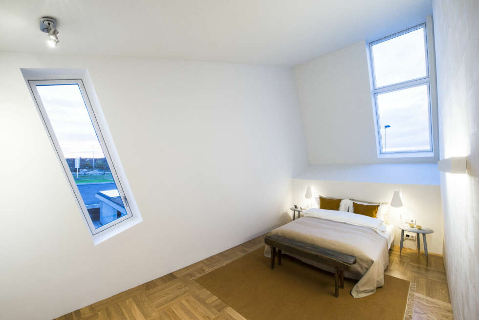 SKRÅTT: Deler av huset har en lutende form, og dette kan blant annet sees tydelig på soverommet. SKRÅTT: Deler av huset har en lutende form, og dette kan blant annet sees tydelig på soverommet.