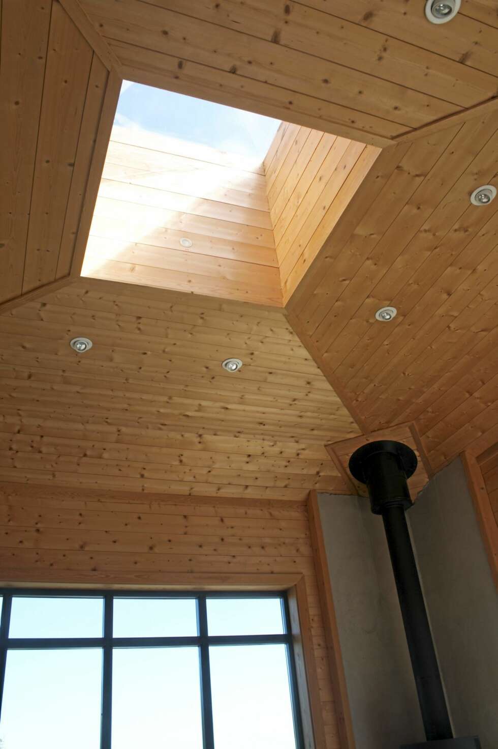 MÅNELYST: For ytterligere å trekke lyset inn i stuen er det felt inn en glasskuppel i taket. Downlightsene skaper en hyggelig effekt når det er mørkt eller ruskevær ute. MÅNELYST: For ytterligere å trekke lyset inn i stuen er det felt inn en glasskuppel i taket. Downlightsene skaper en hyggelig effekt når det er mørkt eller ruskevær ute.