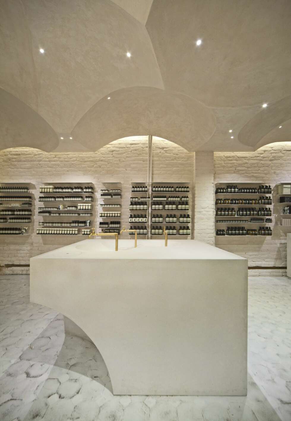 AESOP: Med sine ti arkitektoniske takbuer minner den 66 kvadratmeter lille hudpleiebutikken mer om en kirke. AESOP: Med sine ti arkitektoniske takbuer minner den 66 kvadratmeter lille hudpleiebutikken mer om en kirke.